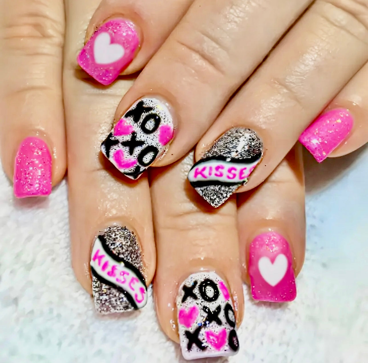 Kisses Valentineās Day Short Press On Nails